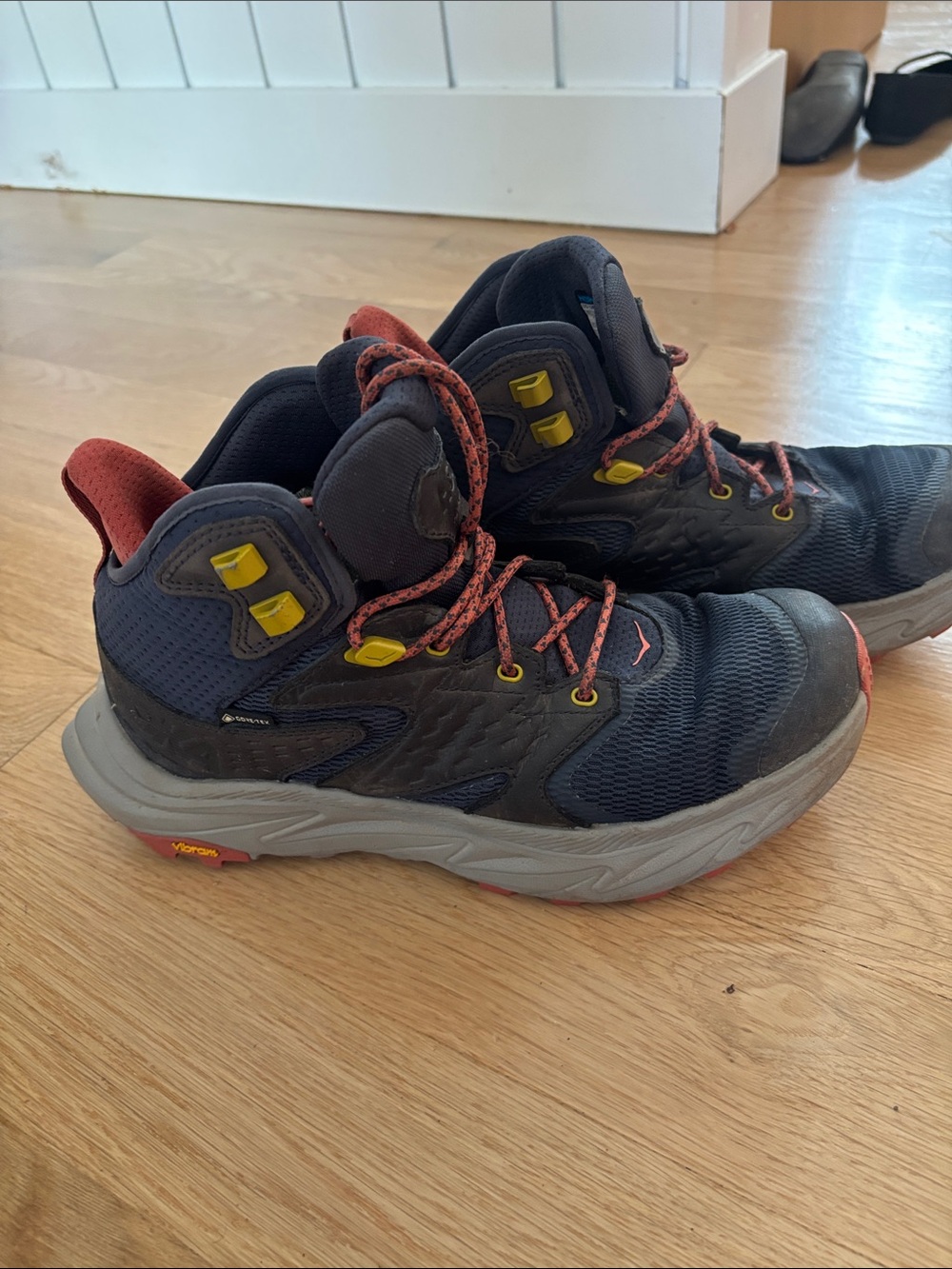 HOKA Anacapa 2 Mid GTX boots women’s size 8 wide.